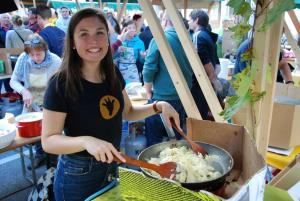 pripravljanje frike na stojnici 2 (arhiv občine)-1200